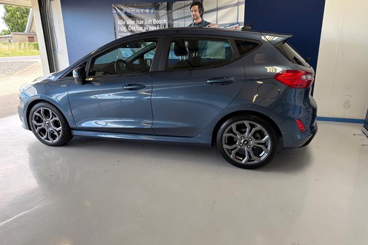 Blå Ford Fiesta fra 2020