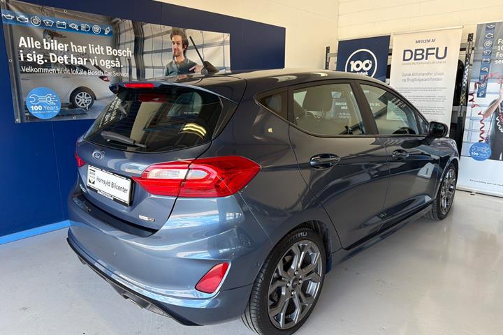 Blå Ford Fiesta fra 2020
