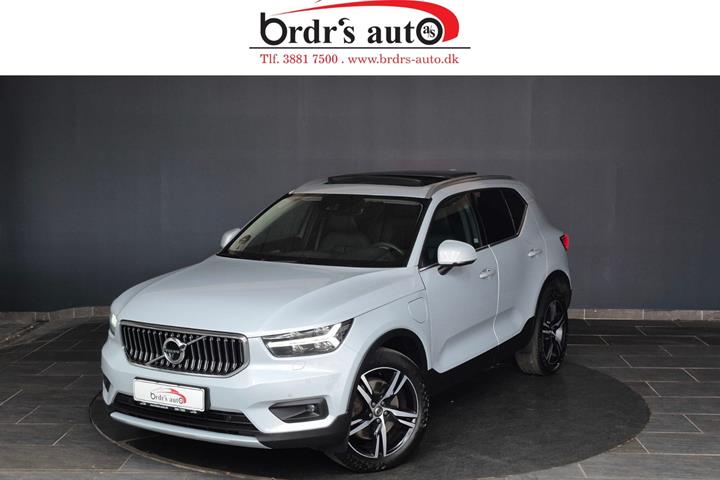 Hvid Volvo XC40 fra 2021 set udefra