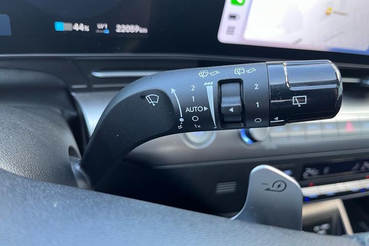 Grå Hyundai Kona fra 2025