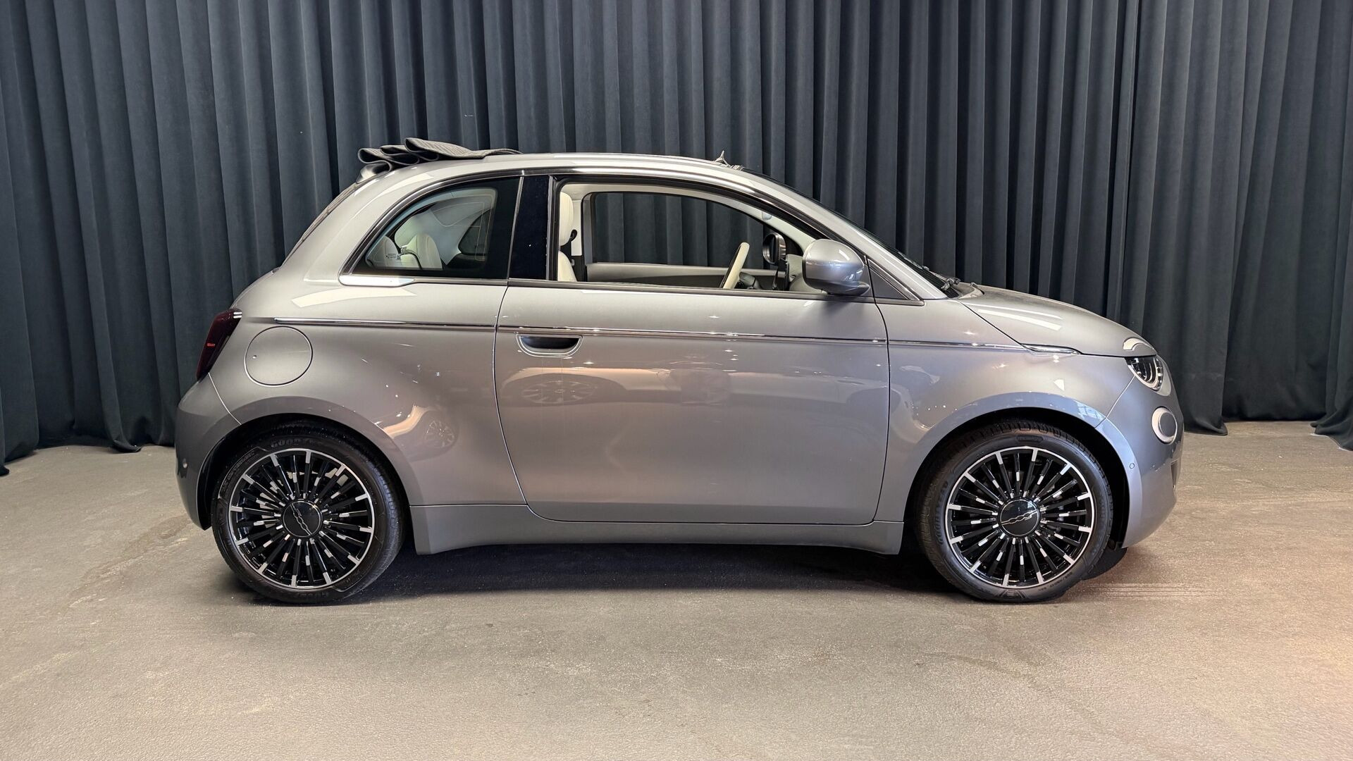 Grå Fiat 500e fra 2024