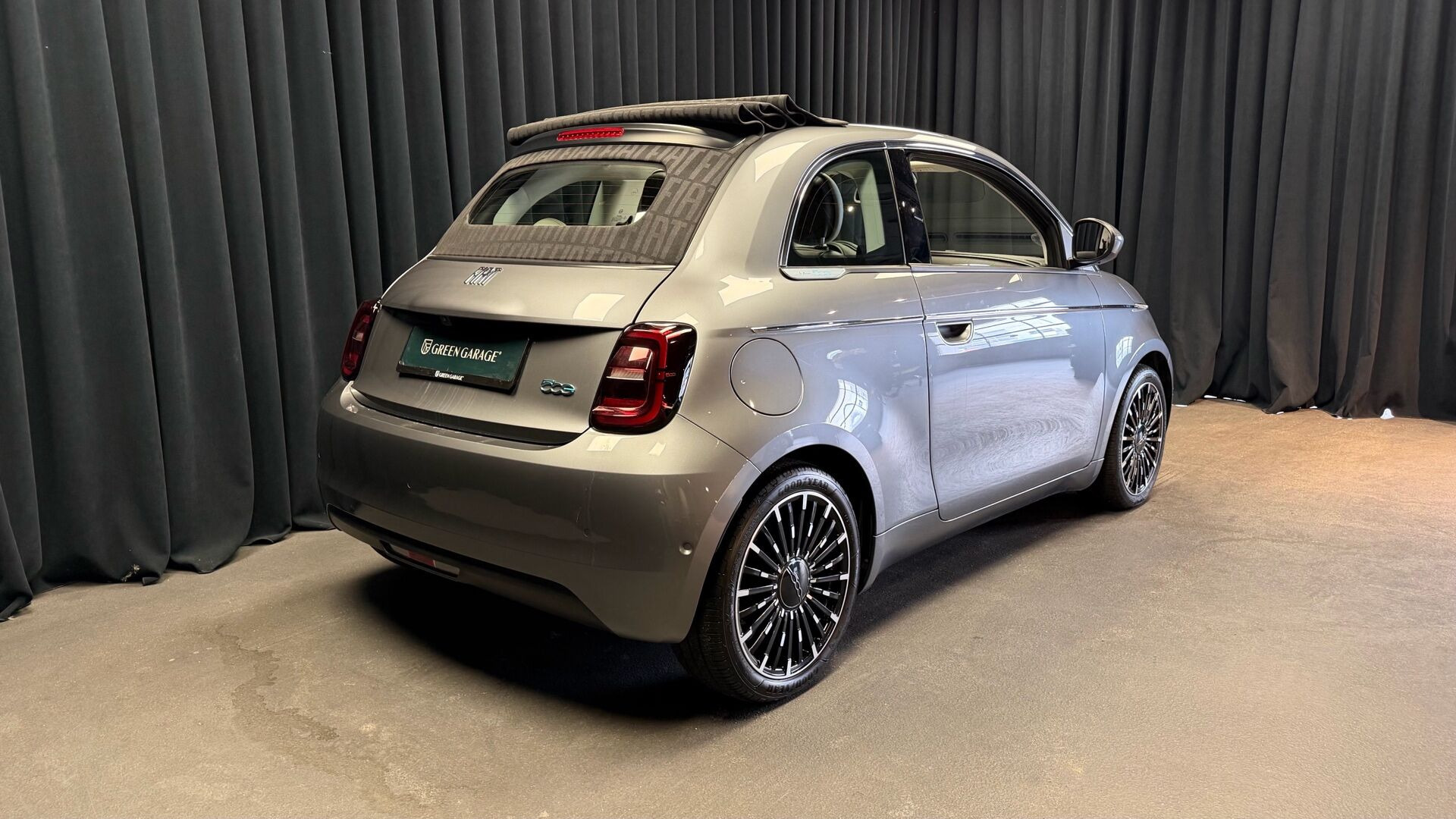 Grå Fiat 500e fra 2024