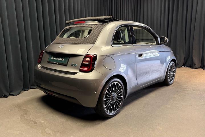 Grå Fiat 500e fra 2024