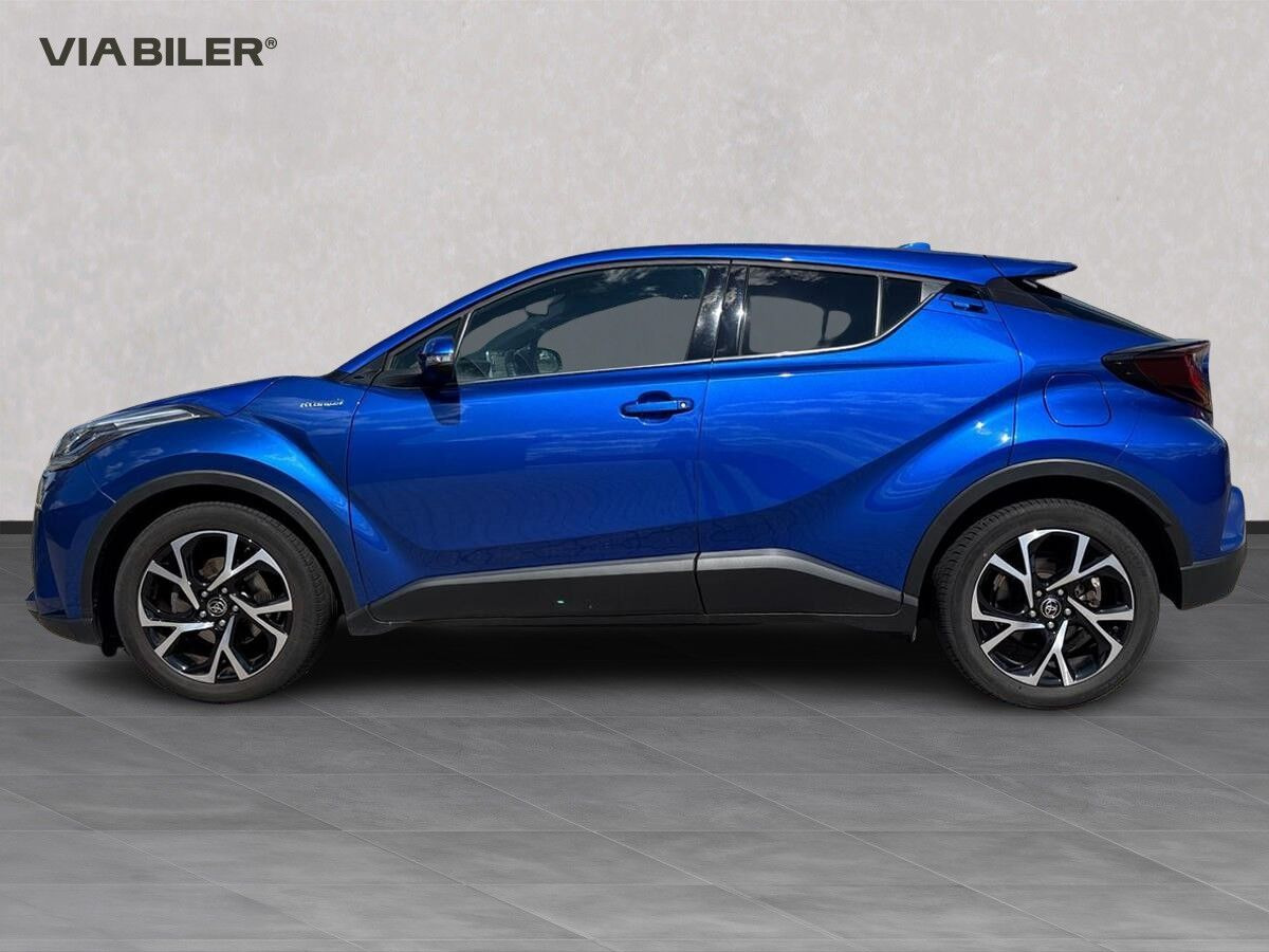Blå Toyota C-HR fra 2021