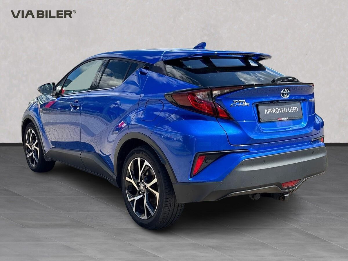Blå Toyota C-HR fra 2021