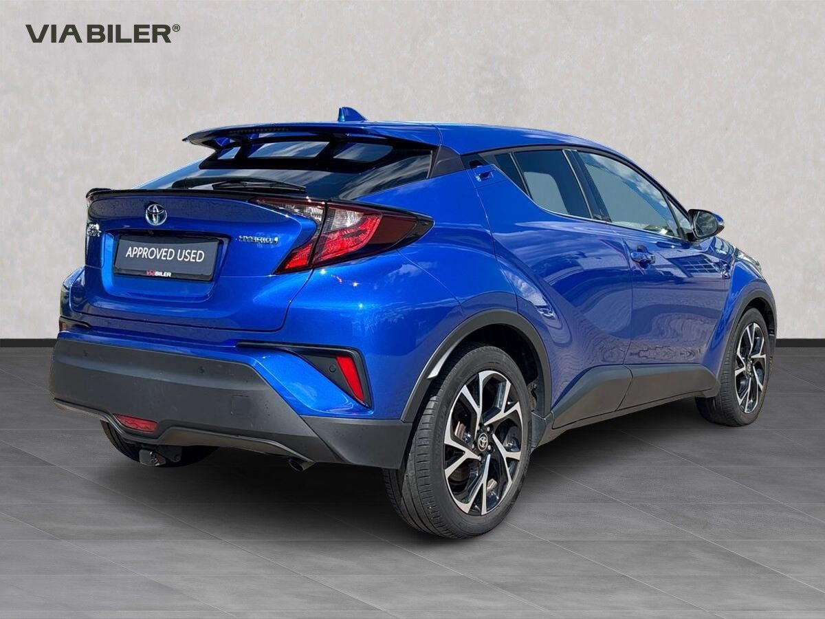 Blå Toyota C-HR fra 2021