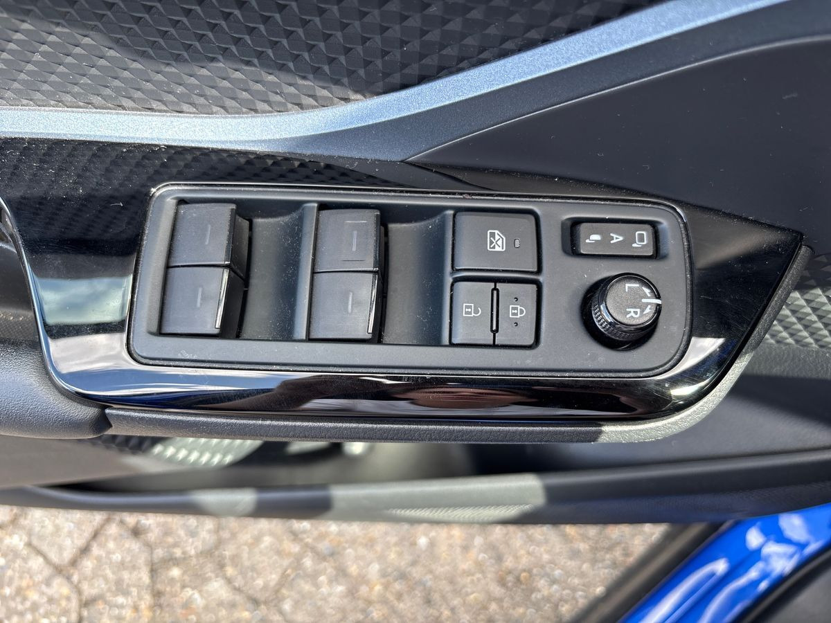 Blå Toyota C-HR fra 2021