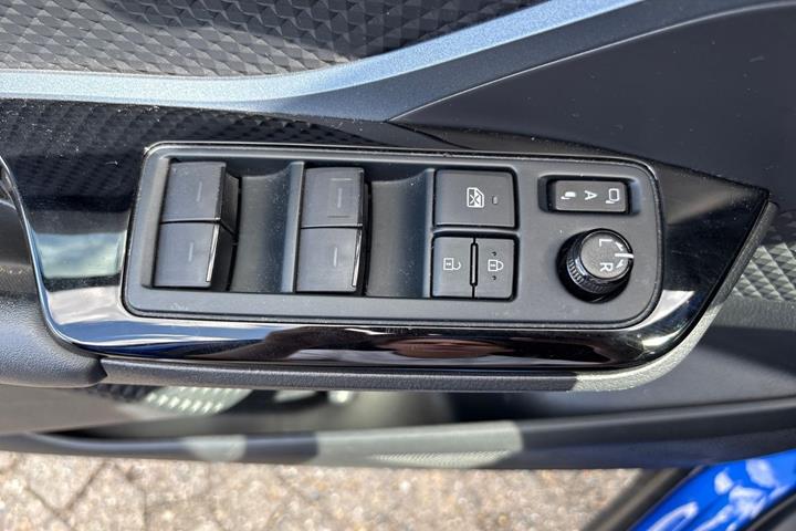 Blå Toyota C-HR fra 2021