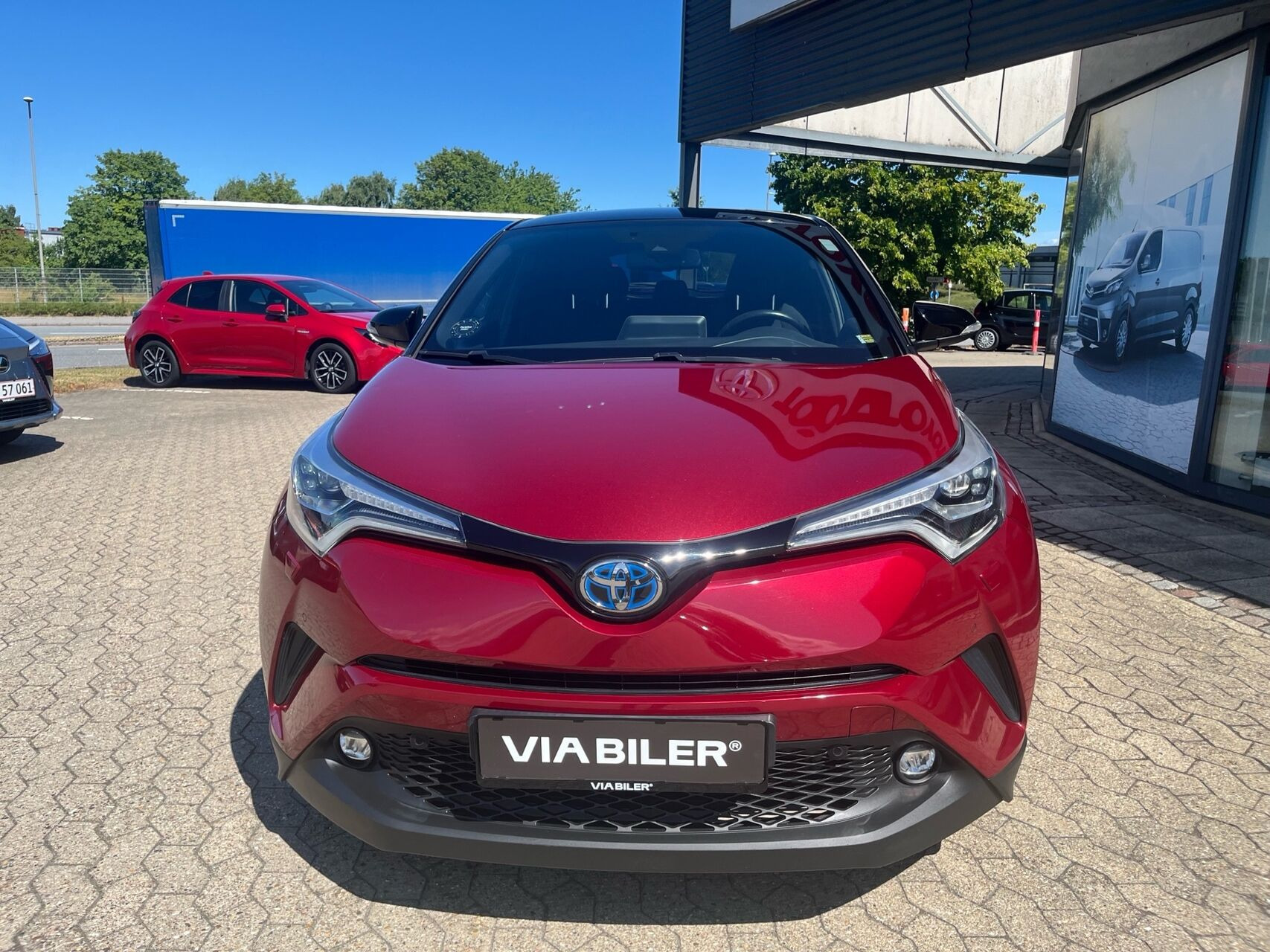 Rød Toyota C-HR fra 2018