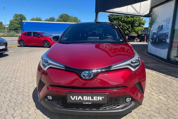 Rød Toyota C-HR fra 2018