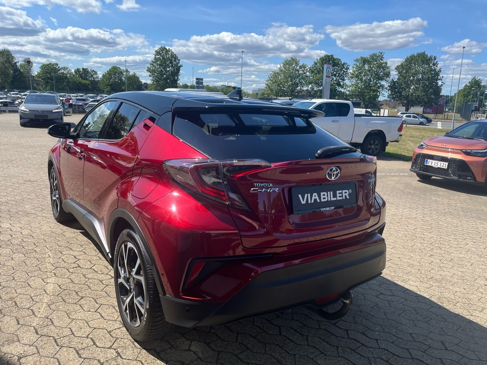 Rød Toyota C-HR fra 2018