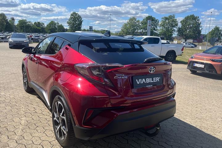 Rød Toyota C-HR fra 2018
