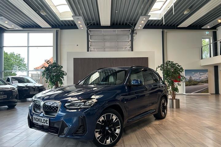 Blå BMW iX3 fra 2023