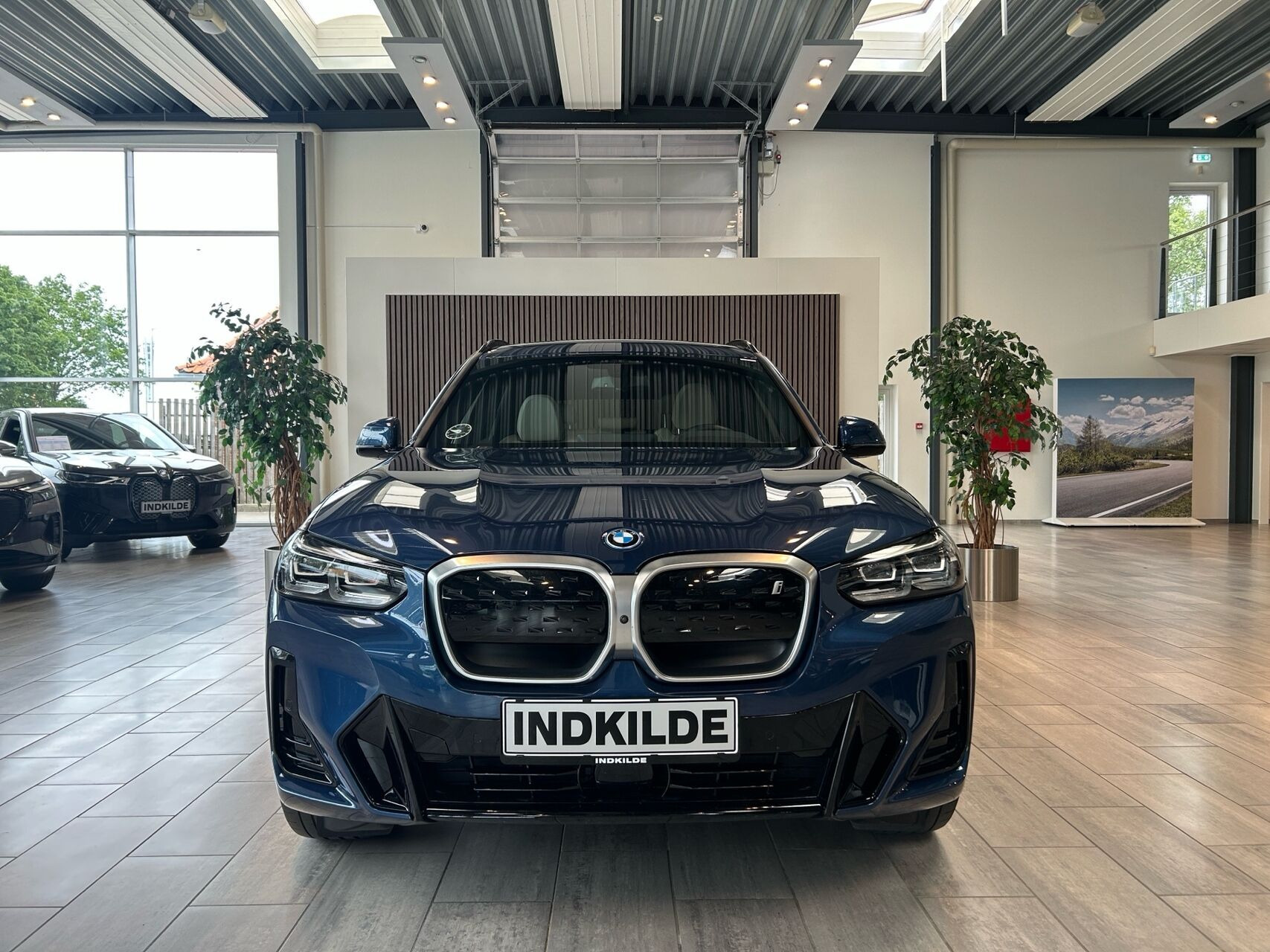 Blå BMW iX3 fra 2023