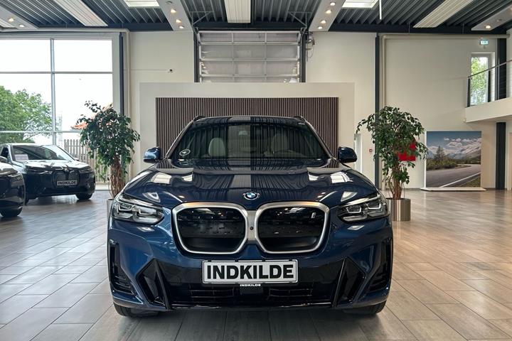Blå BMW iX3 fra 2023