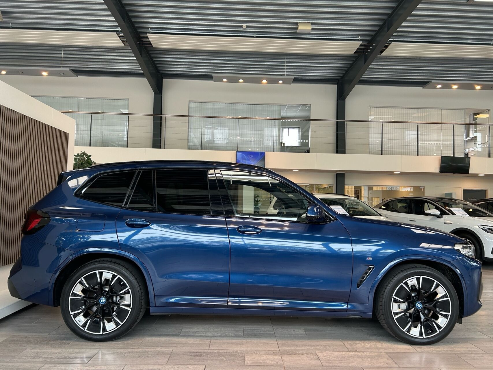 Blå BMW iX3 fra 2023