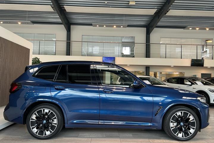 Blå BMW iX3 fra 2023