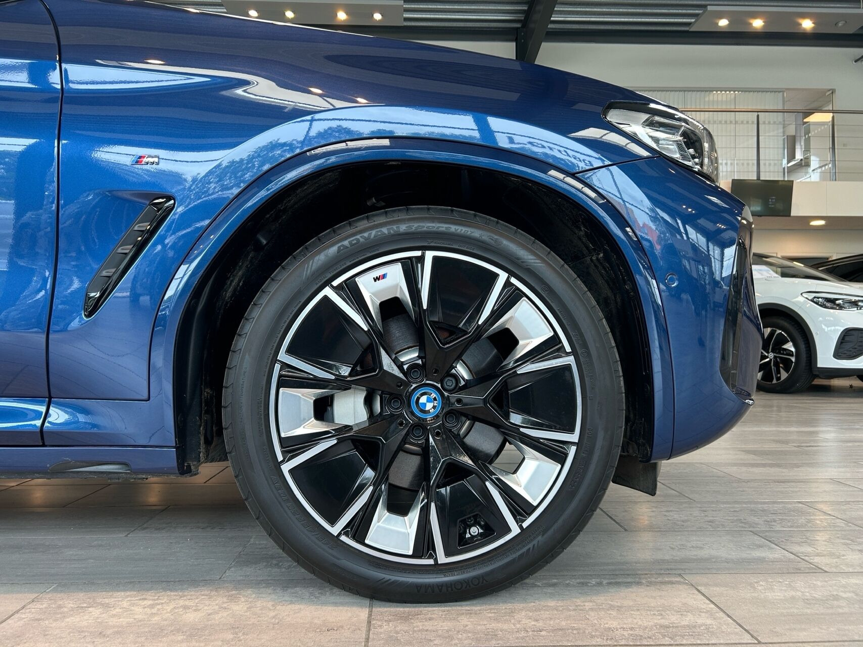 Blå BMW iX3 fra 2023