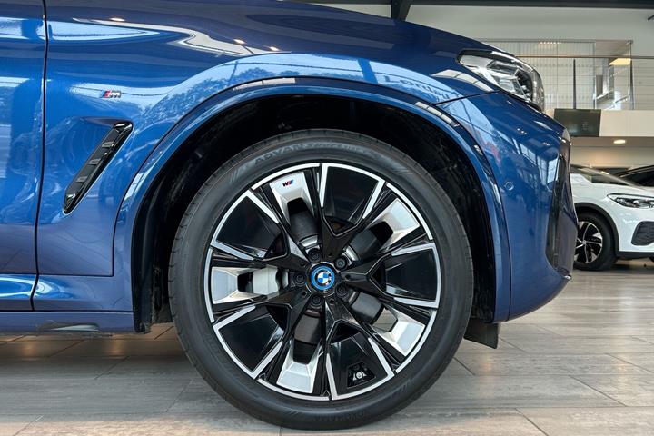 Blå BMW iX3 fra 2023