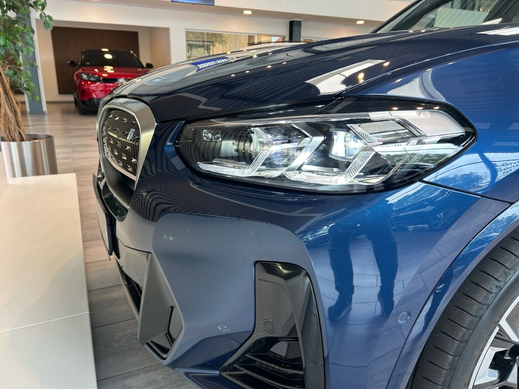 Blå BMW iX3 fra 2023