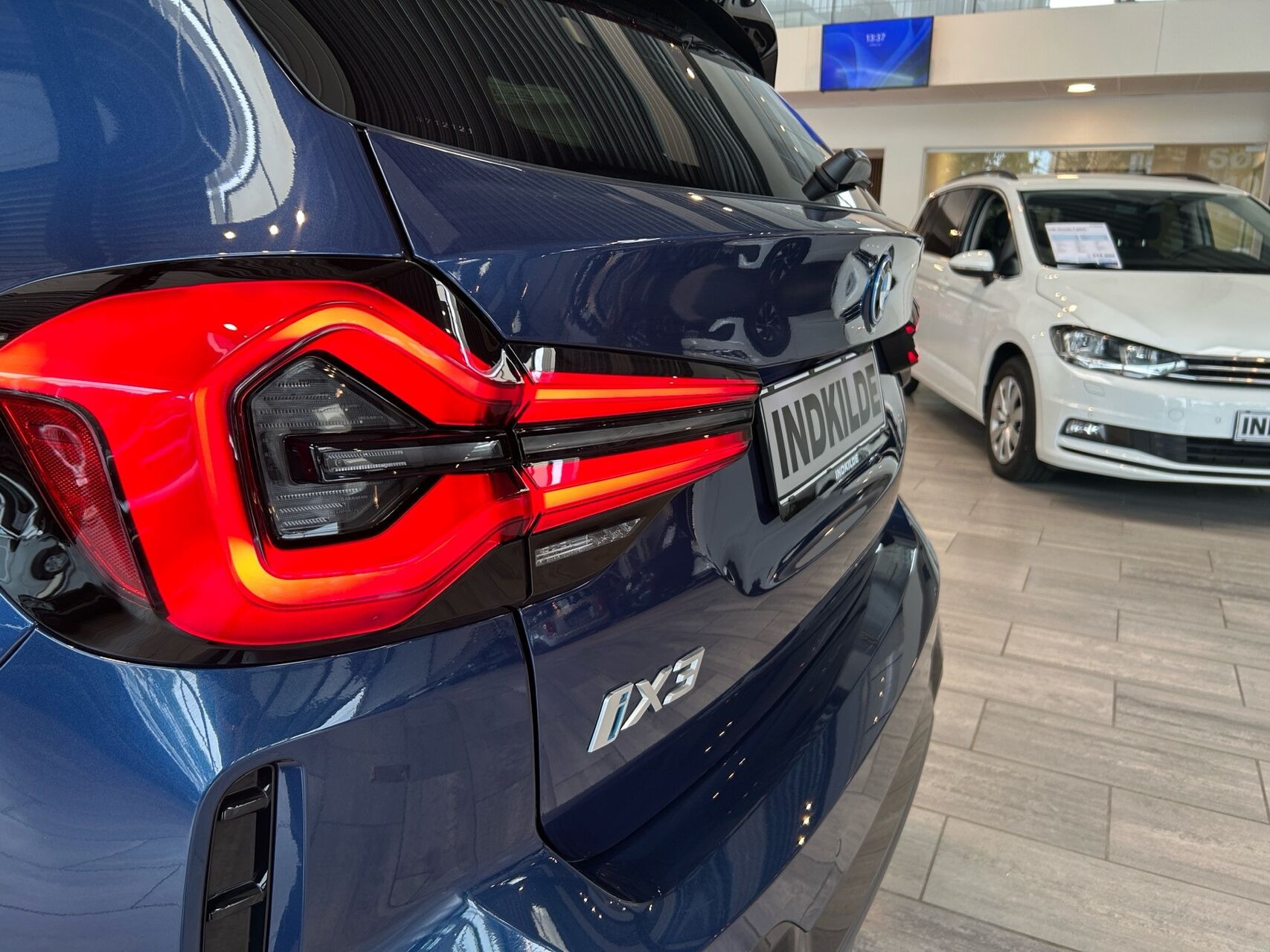 Blå BMW iX3 fra 2023