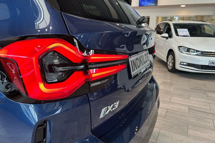Blå BMW iX3 fra 2023