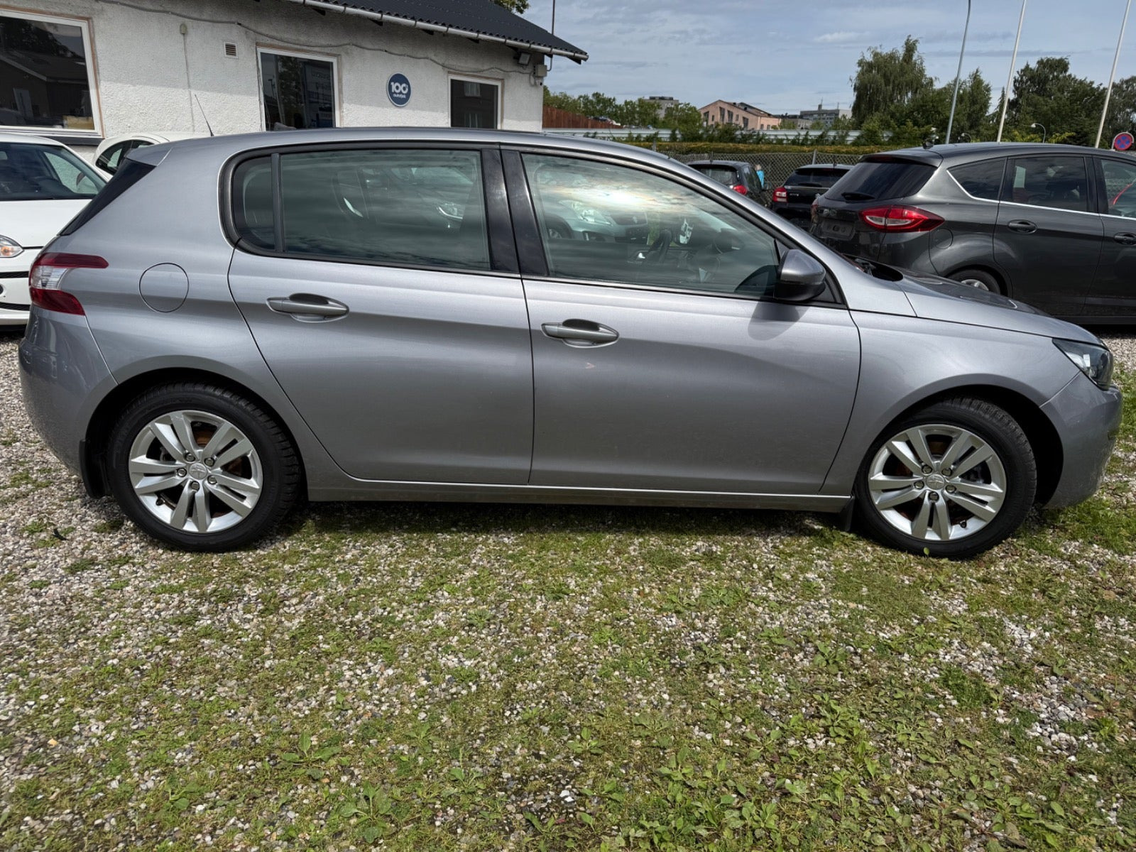 Grå Peugeot 308 fra 2014