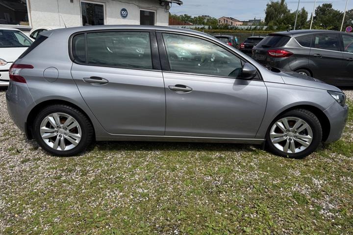 Grå Peugeot 308 fra 2014