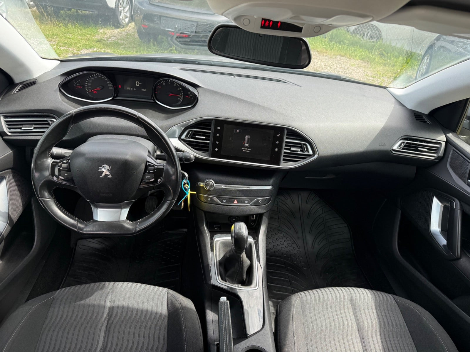 Grå Peugeot 308 fra 2014