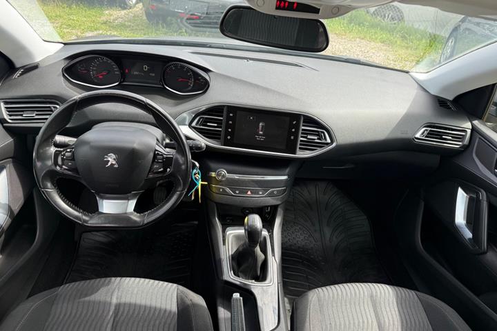 Grå Peugeot 308 fra 2014