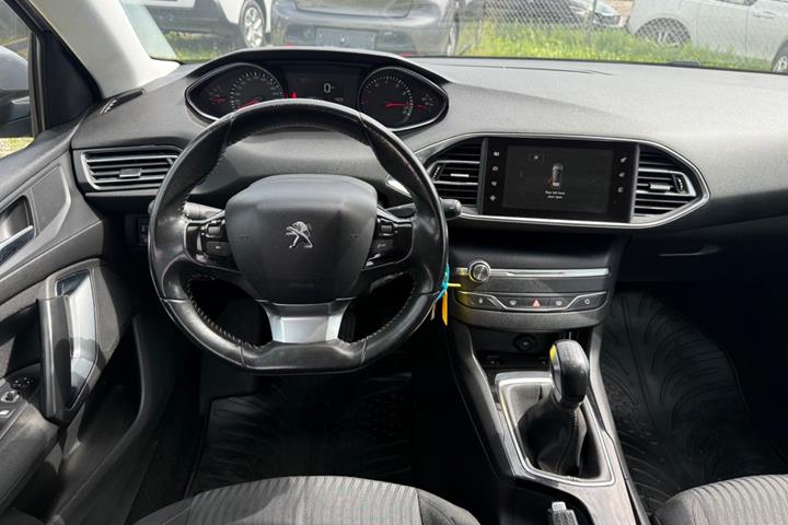 Grå Peugeot 308 fra 2014