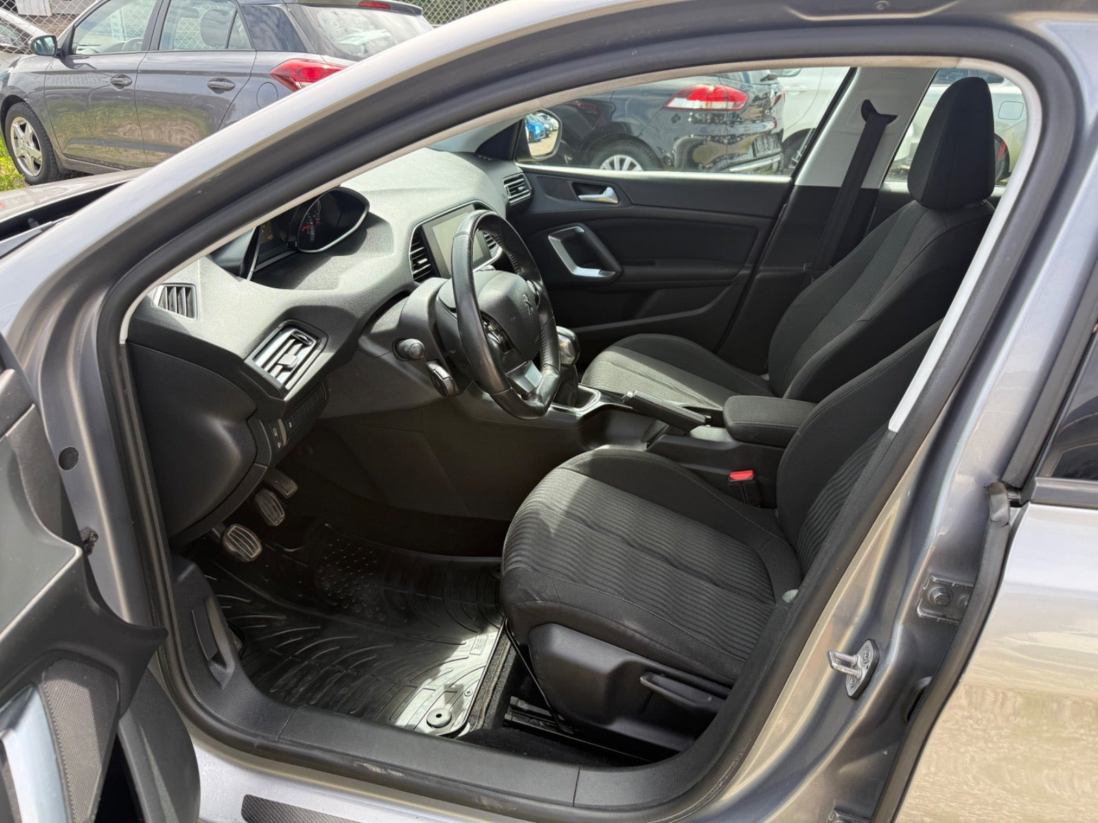 Grå Peugeot 308 fra 2014