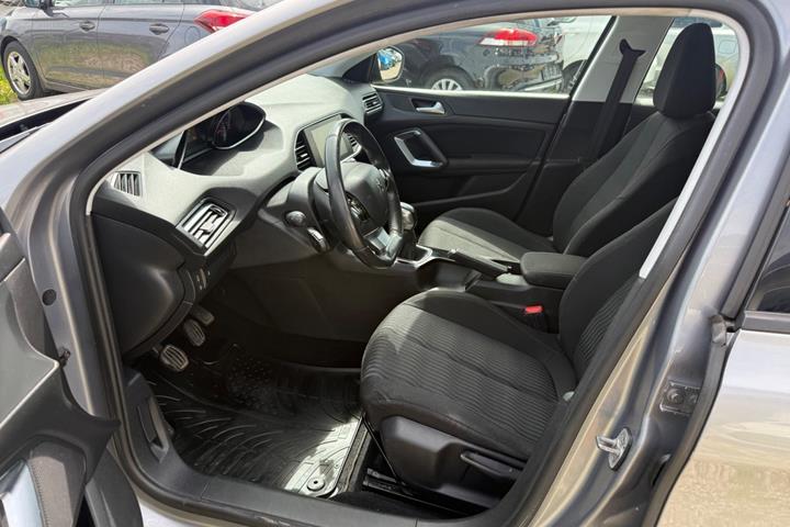 Grå Peugeot 308 fra 2014