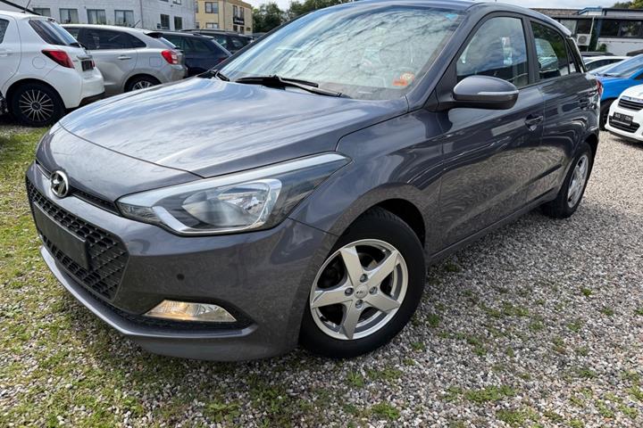 Grå Hyundai i20 fra 2017