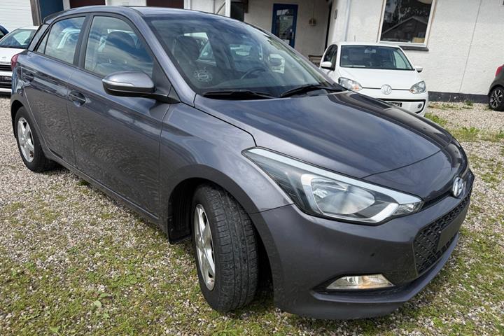 Grå Hyundai i20 fra 2017