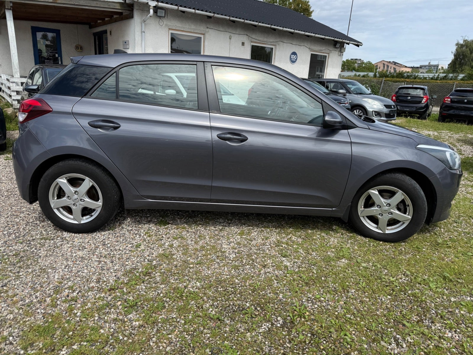Grå Hyundai i20 fra 2017