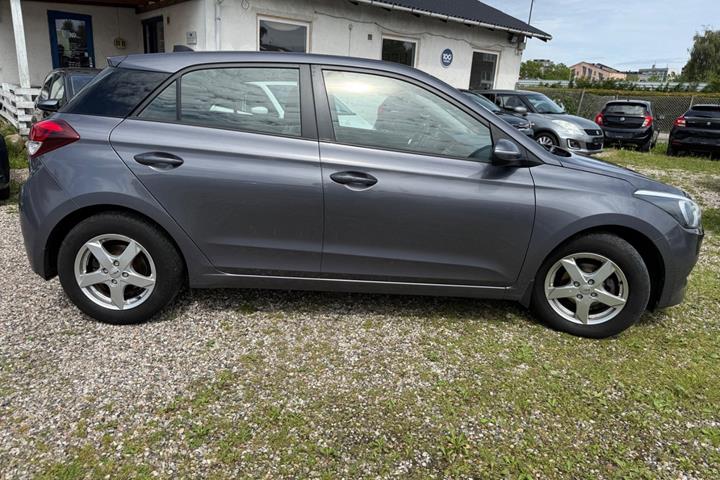 Grå Hyundai i20 fra 2017