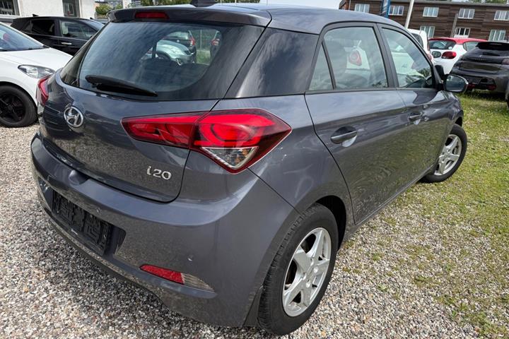 Grå Hyundai i20 fra 2017
