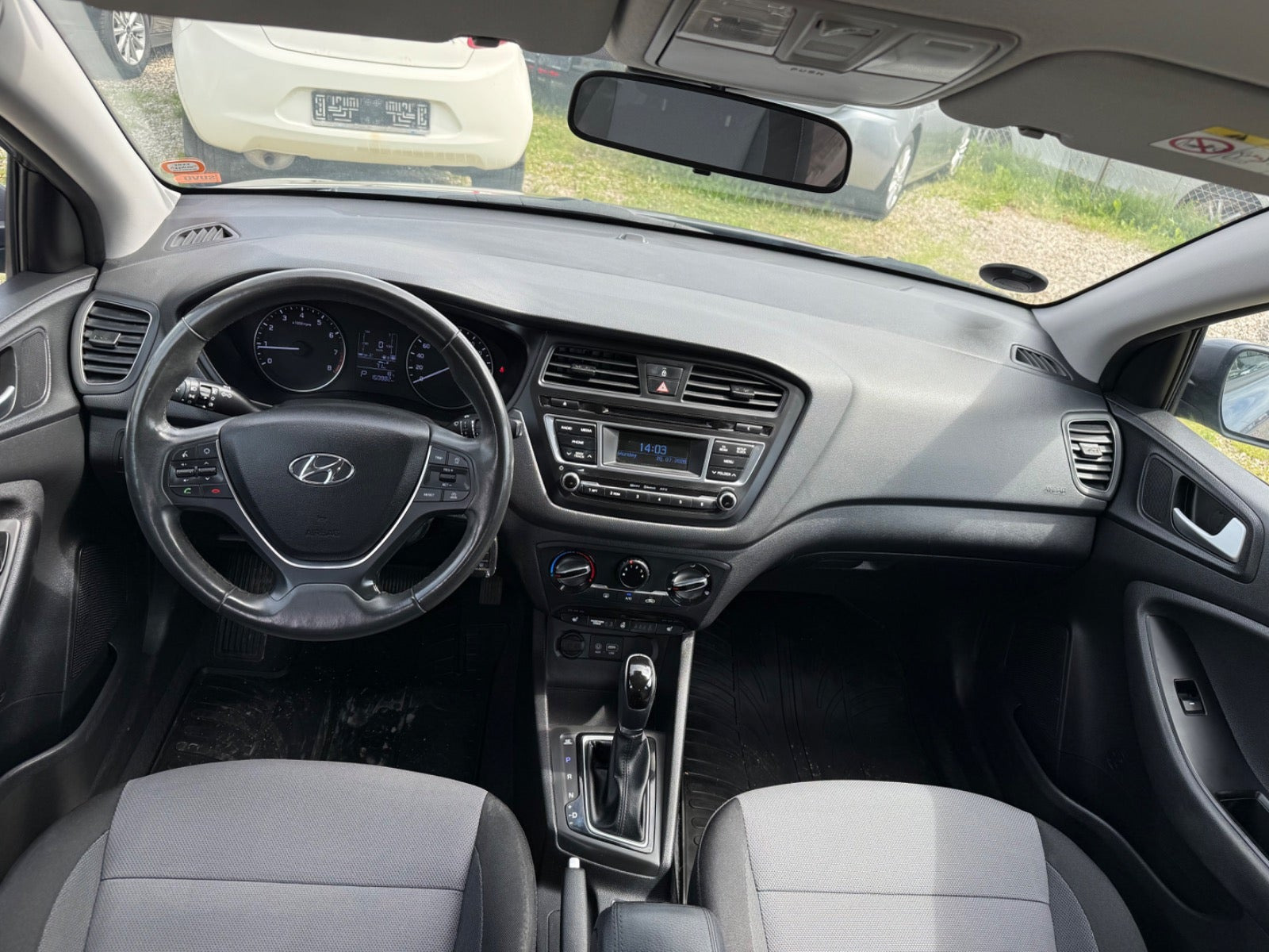 Grå Hyundai i20 fra 2017