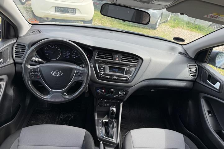 Grå Hyundai i20 fra 2017