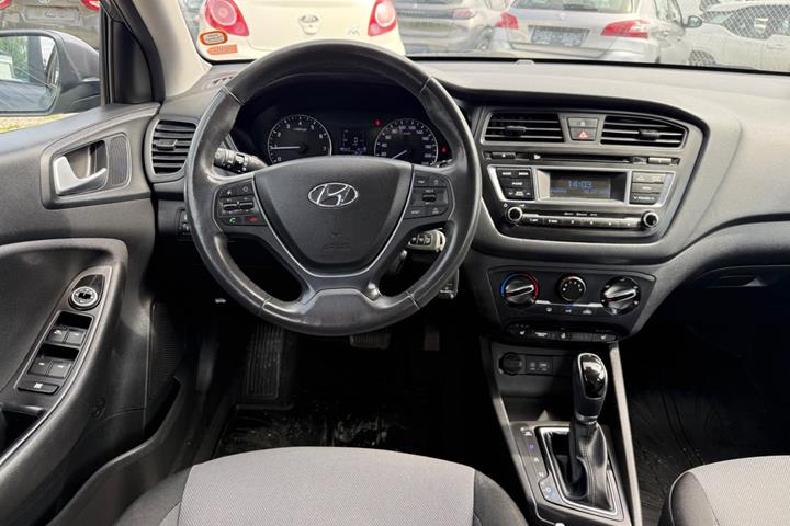 Grå Hyundai i20 fra 2017