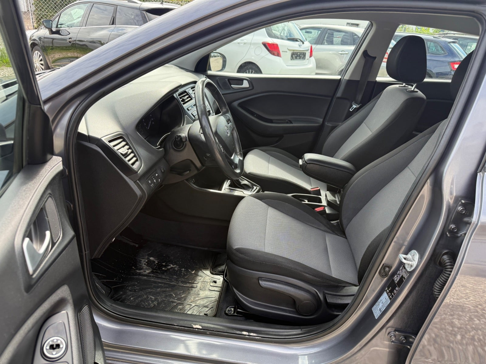 Grå Hyundai i20 fra 2017