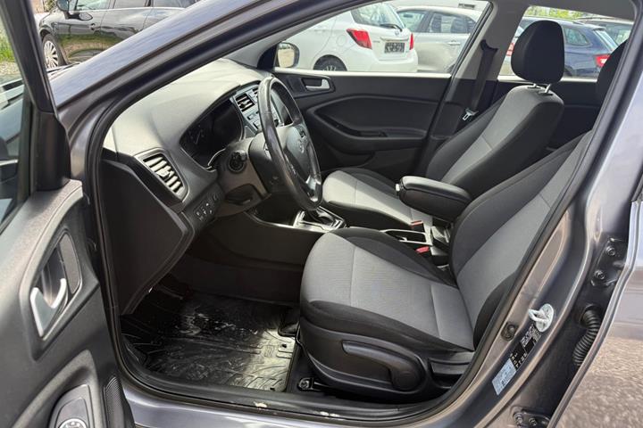 Grå Hyundai i20 fra 2017