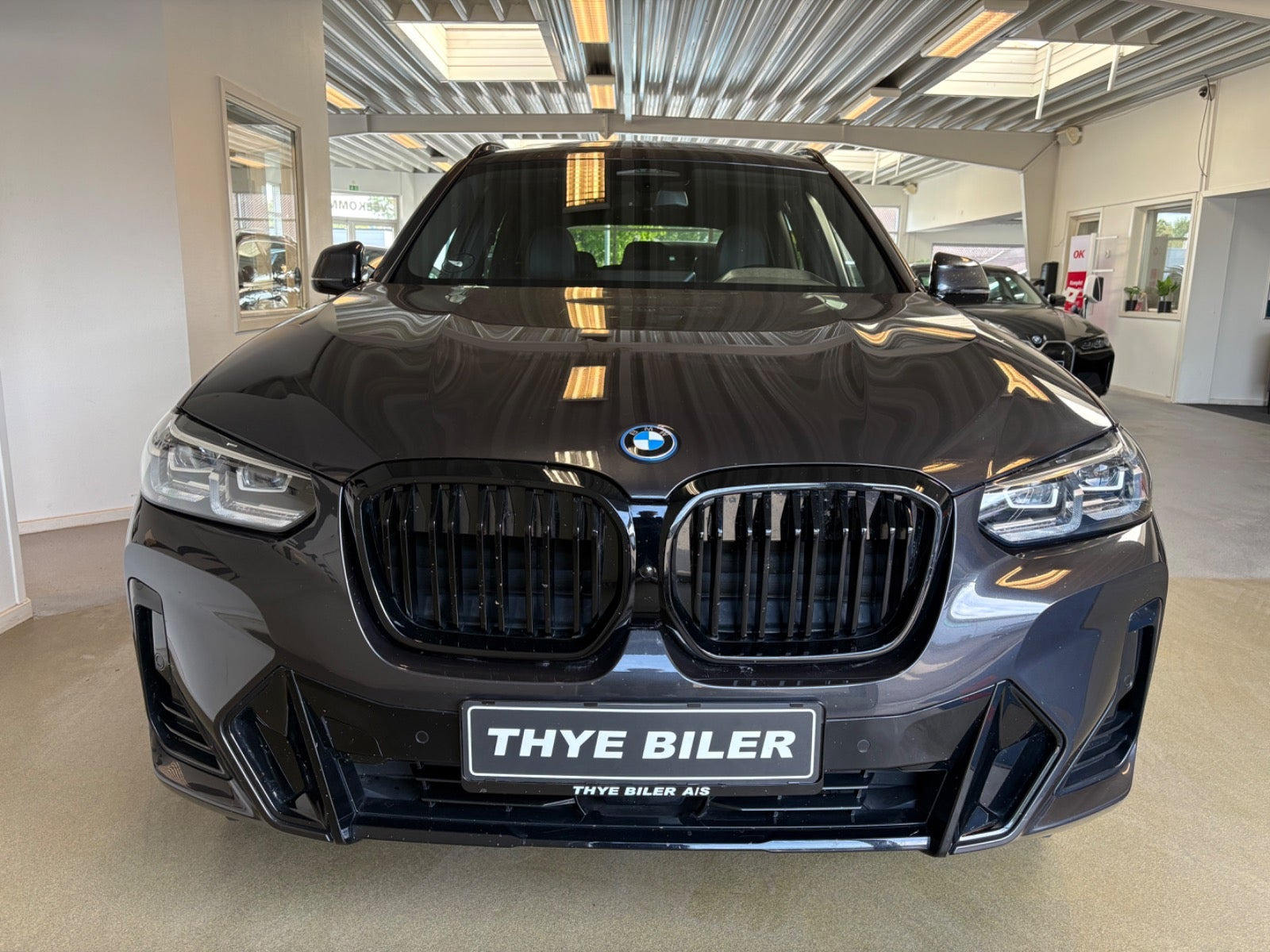 Grå BMW iX3 fra 2023