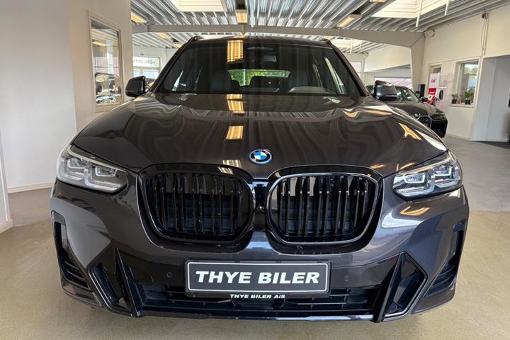 Grå BMW iX3 fra 2023