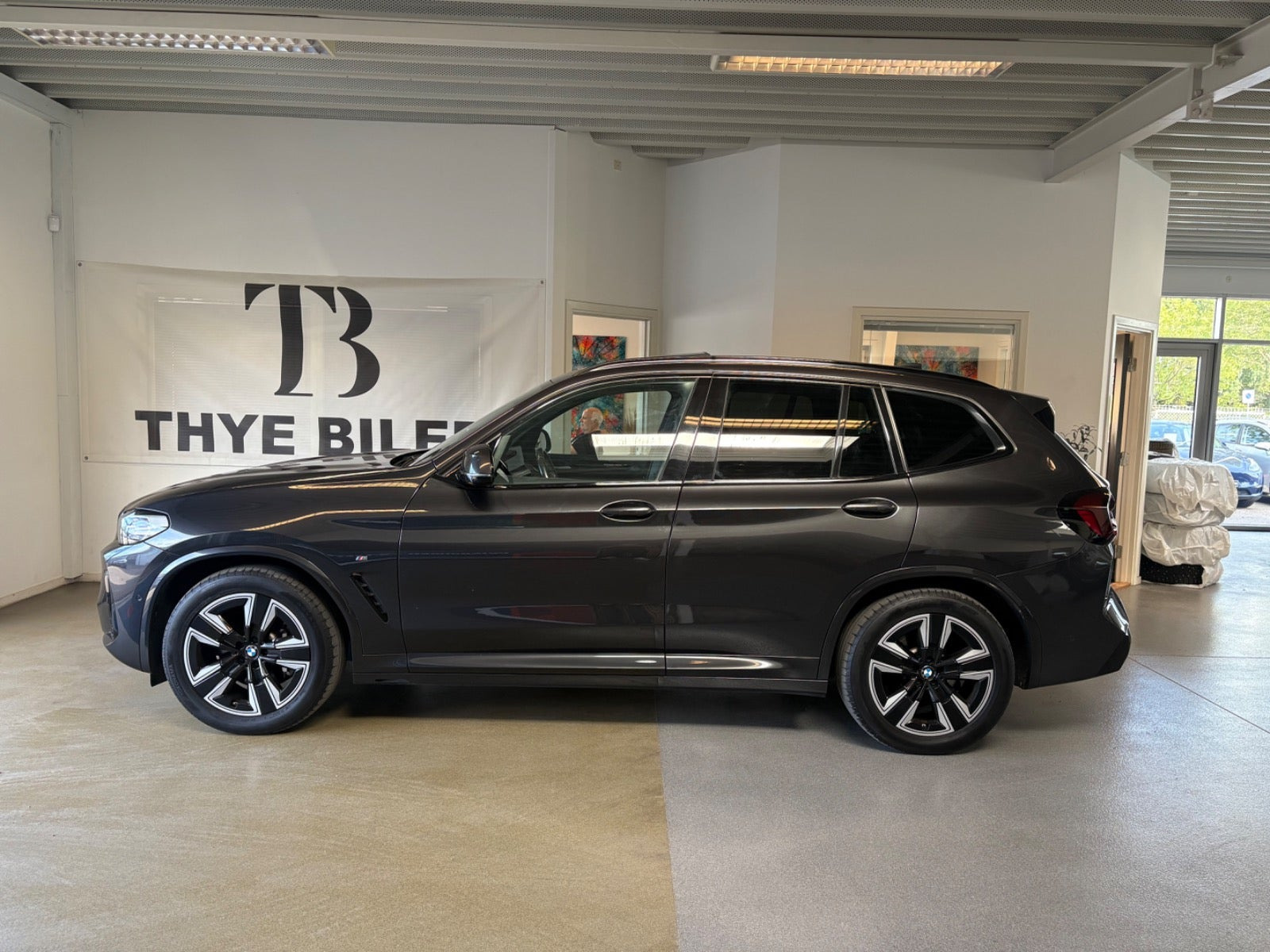 Grå BMW iX3 fra 2023
