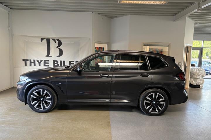 Grå BMW iX3 fra 2023