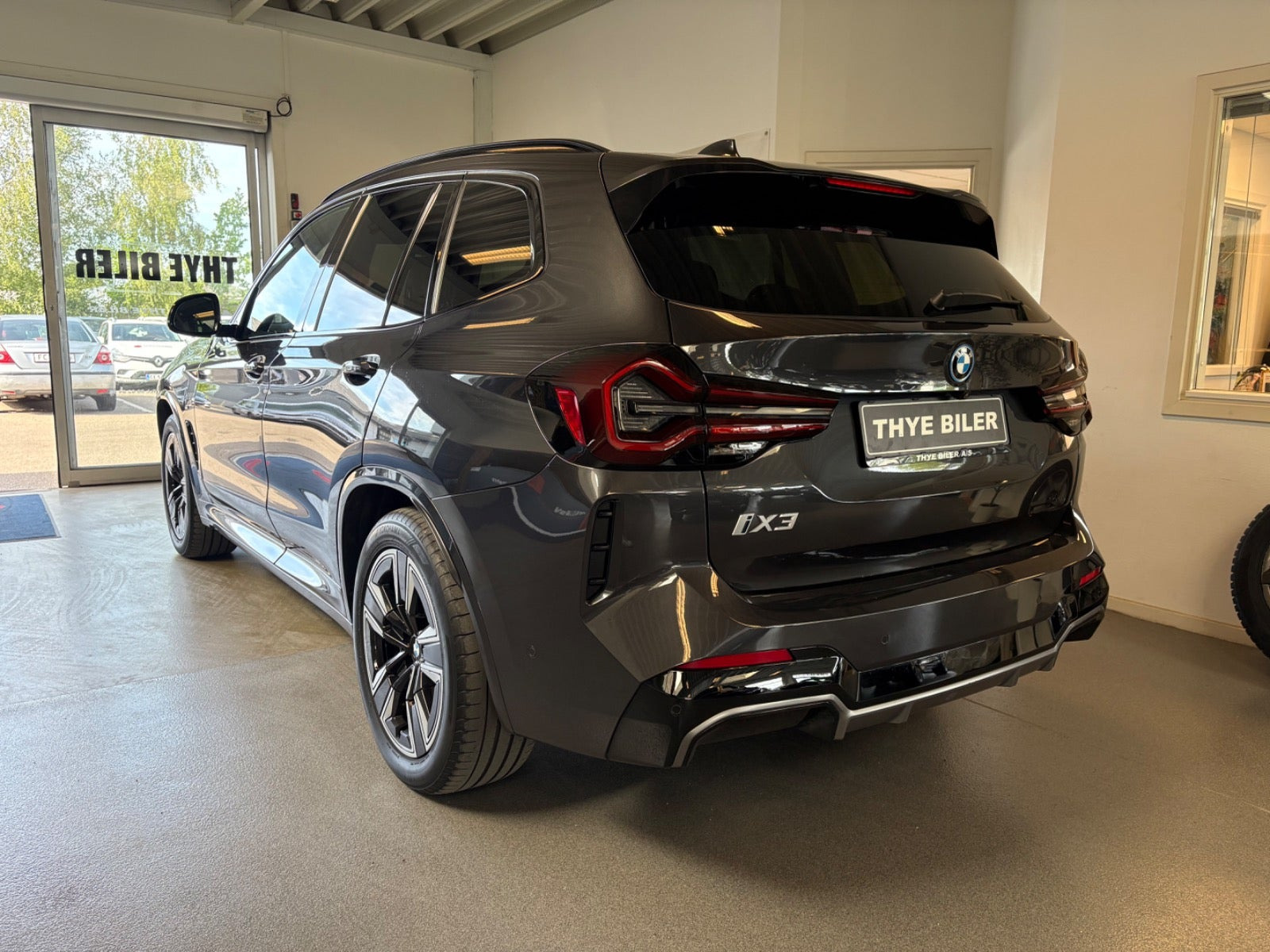 Grå BMW iX3 fra 2023