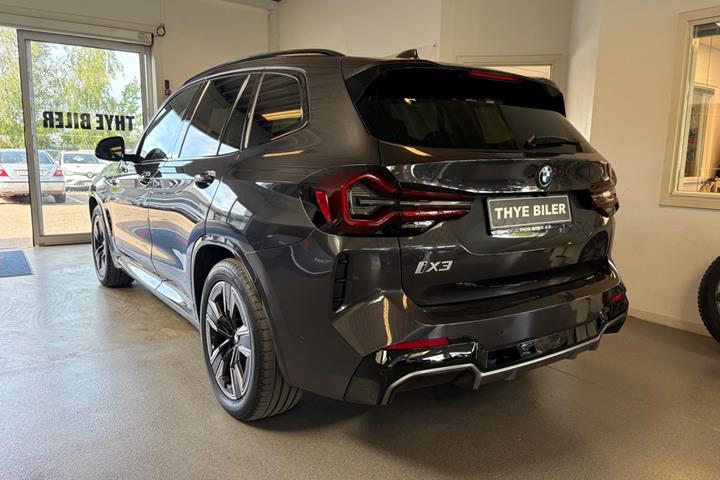 Grå BMW iX3 fra 2023