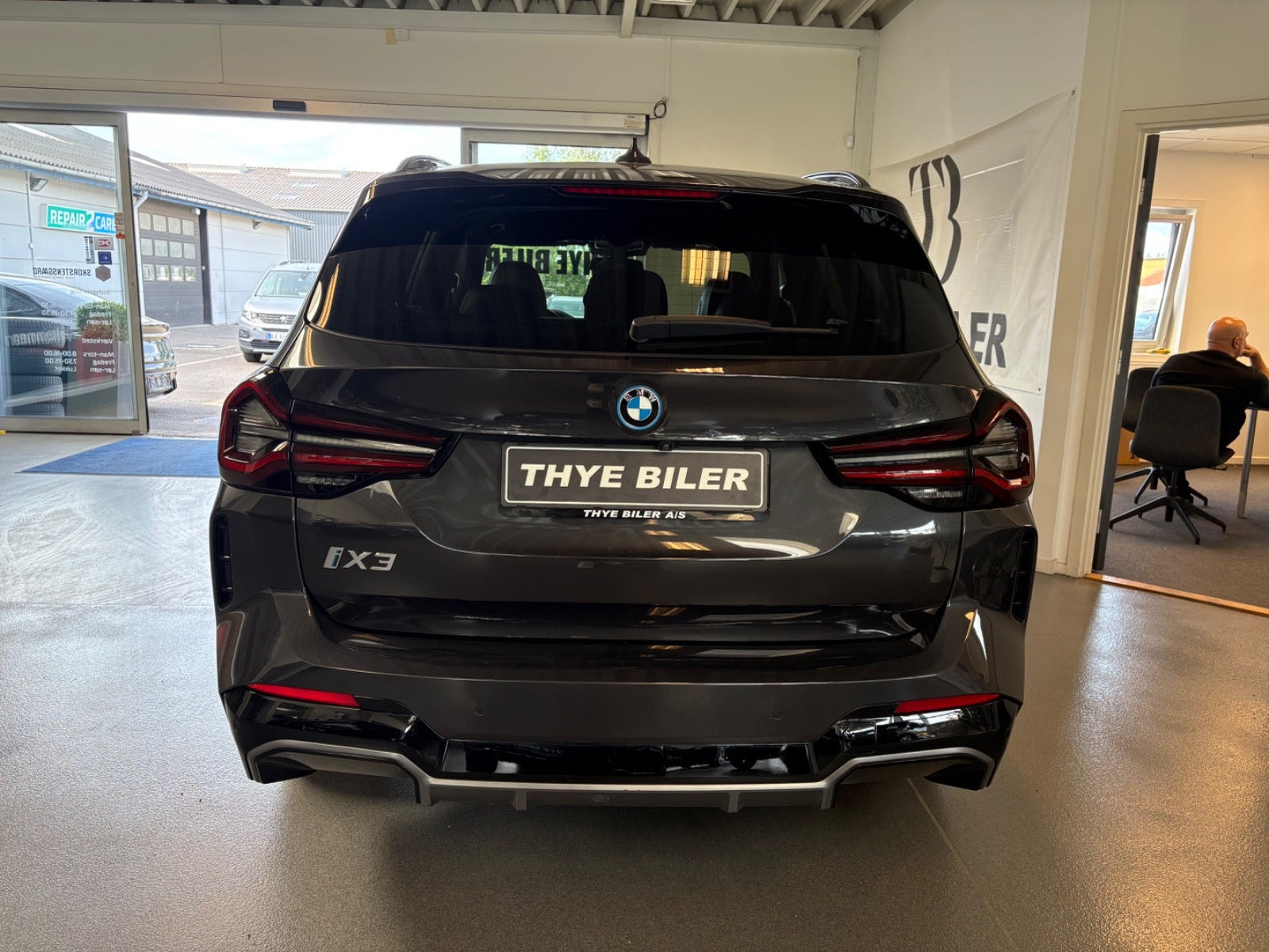 Grå BMW iX3 fra 2023